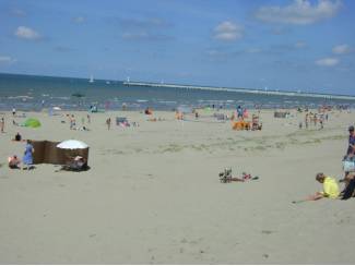 1e verd. grote gemeubelde vakantie-studio Nieuwpoort-Bad zonnekan